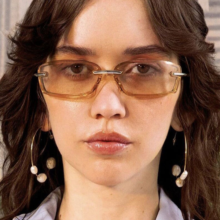Dame moteriktig solbrille i futuristisk design og gjennomsiktig ramme Skanto