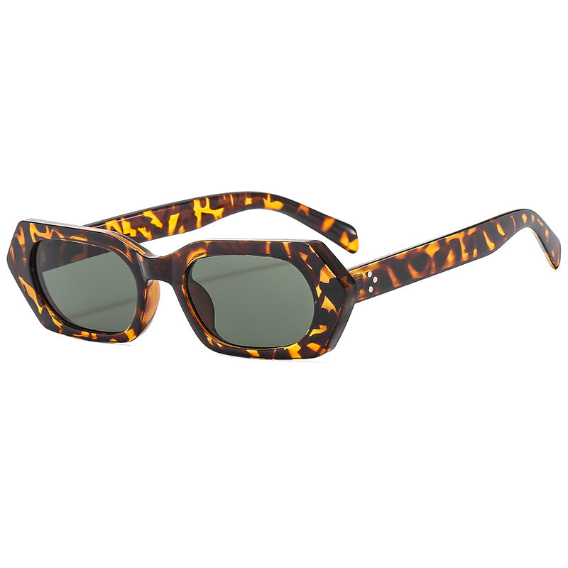 Damer moteriktig solbrille med stilig geometrisk design Skanto