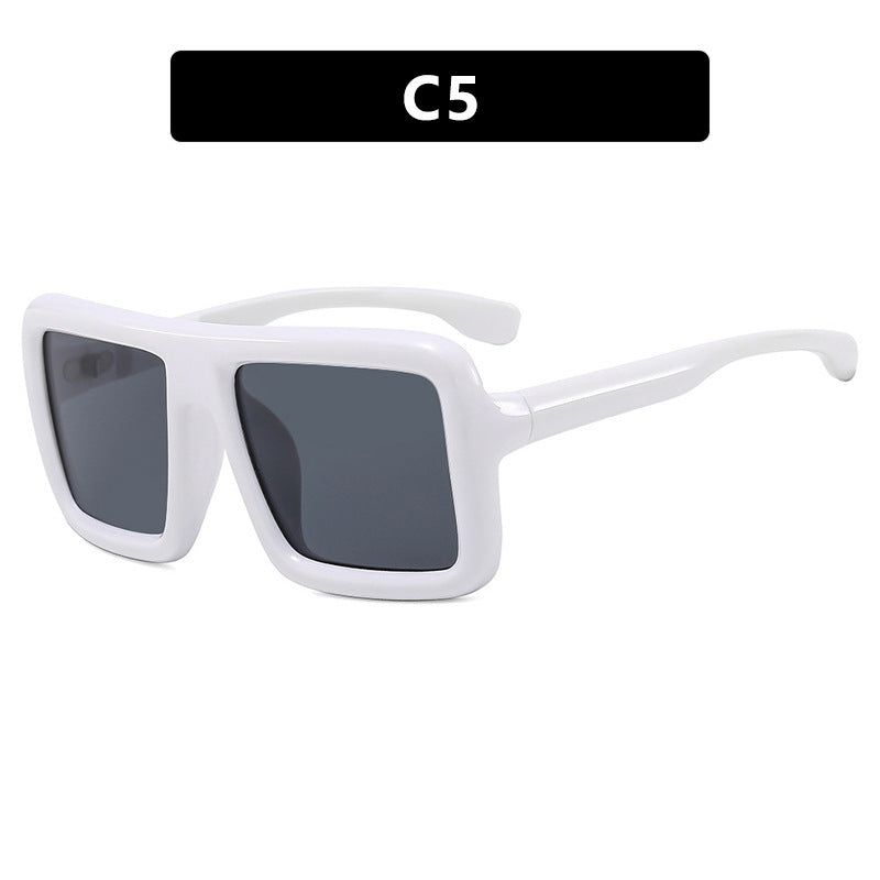 Dame solbrille i moderne, rektangulære design med høy UV-beskyttelsesfunksjon Skanto