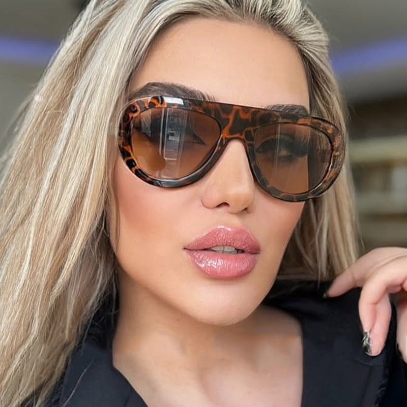 Women's fashionable oversized sunglasses with protective UV filter Skanto