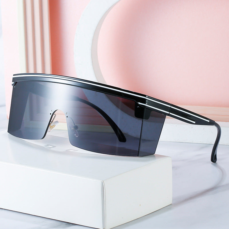 Dame Sporty solbriller med futuristisk design og uforstyrret synsfelt Skanto