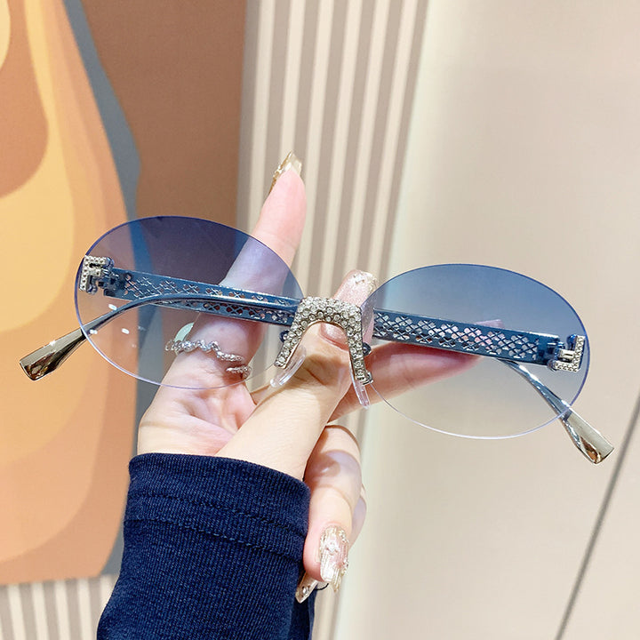Dame solbrille med glitrende ramme og ovale glass Skanto