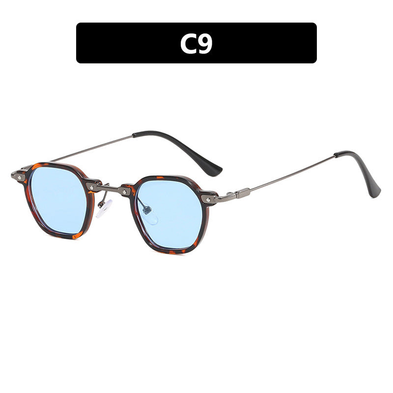Dame moteriktig solbrille i elegant design med sekskantet ramme Skanto