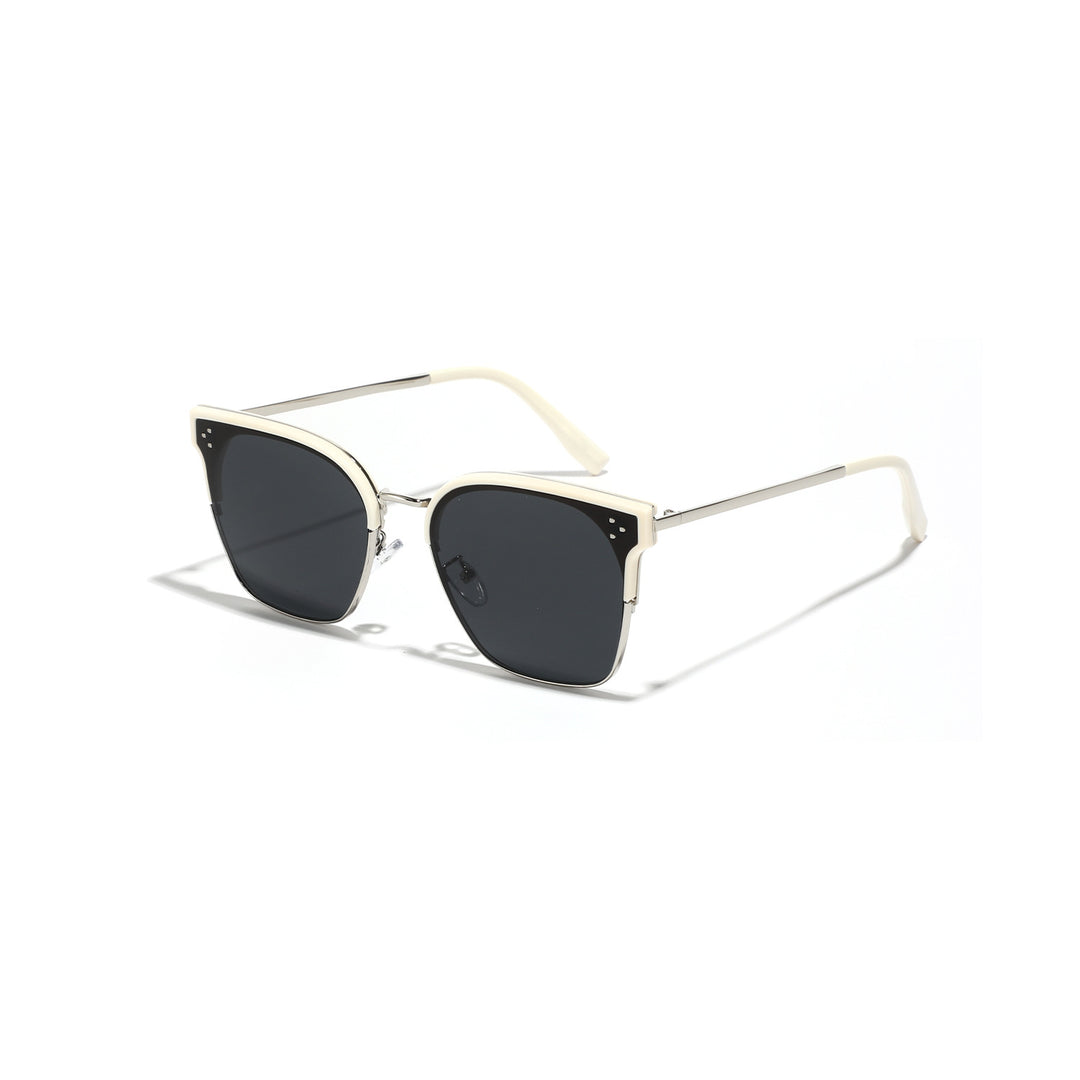 Dame moteriktig solbrille med markant design og kontrastfylt ramme Skanto