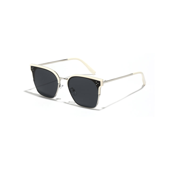Dame moteriktig solbrille med markant design og kontrastfylt ramme Skanto