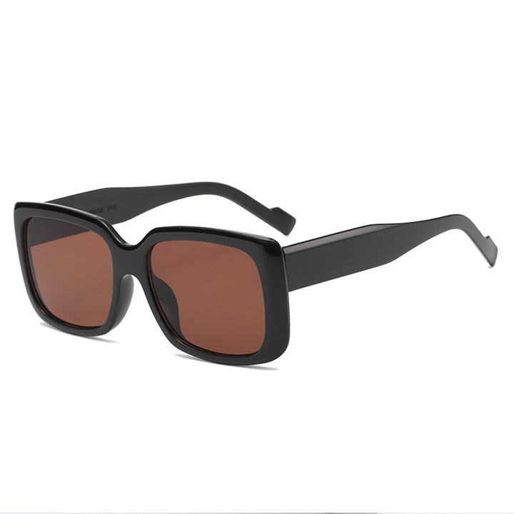Dame moteriktig kvadratisk solbrille med gjennomsiktig ramme og innovativt design Skanto