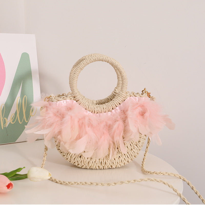 Elegant basket bag with delicate feather details Skanto