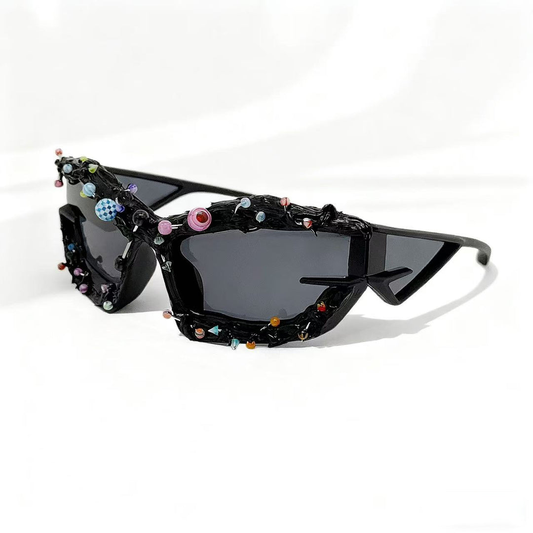 Dame solbrille med kreativ dekor og markant ramme Skanto