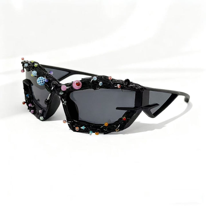 Dame solbrille med kreativ dekor og markant ramme Skanto
