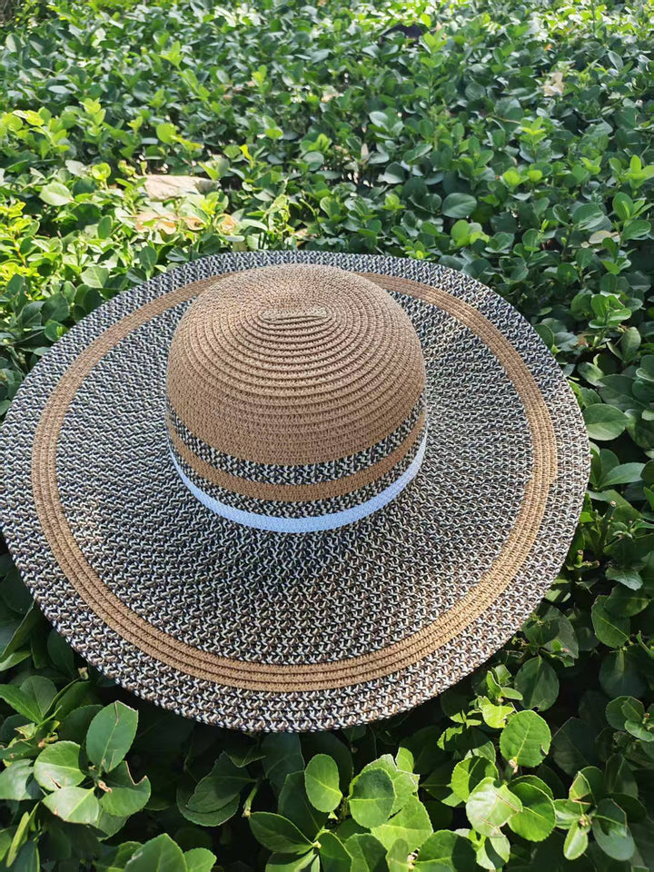 Elegante solhatt med bred brem og diskret stripemønster Skanto