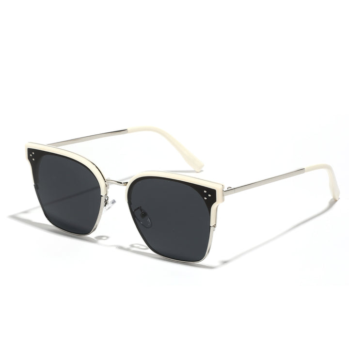 Dame moteriktig solbrille med markant design og kontrastfylt ramme Skanto