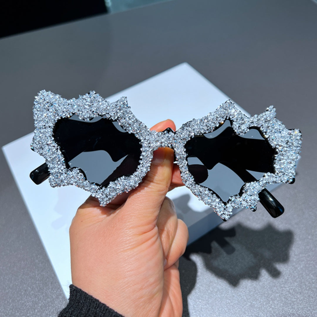 Dame kreativ solbrille i ekstravagant design med glitrende detaljer Skanto