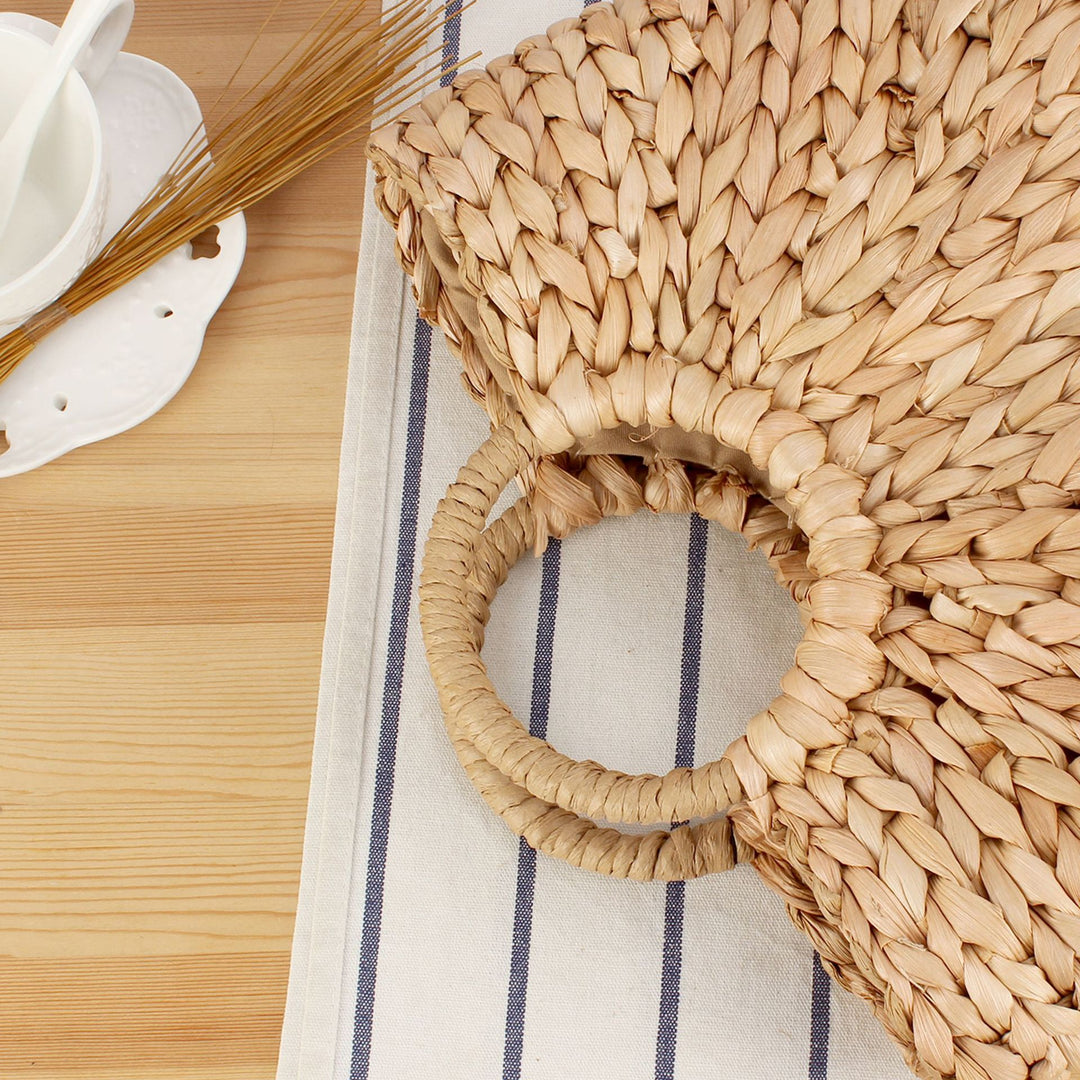 Woven natural material handbag with elegant round handle Skanto