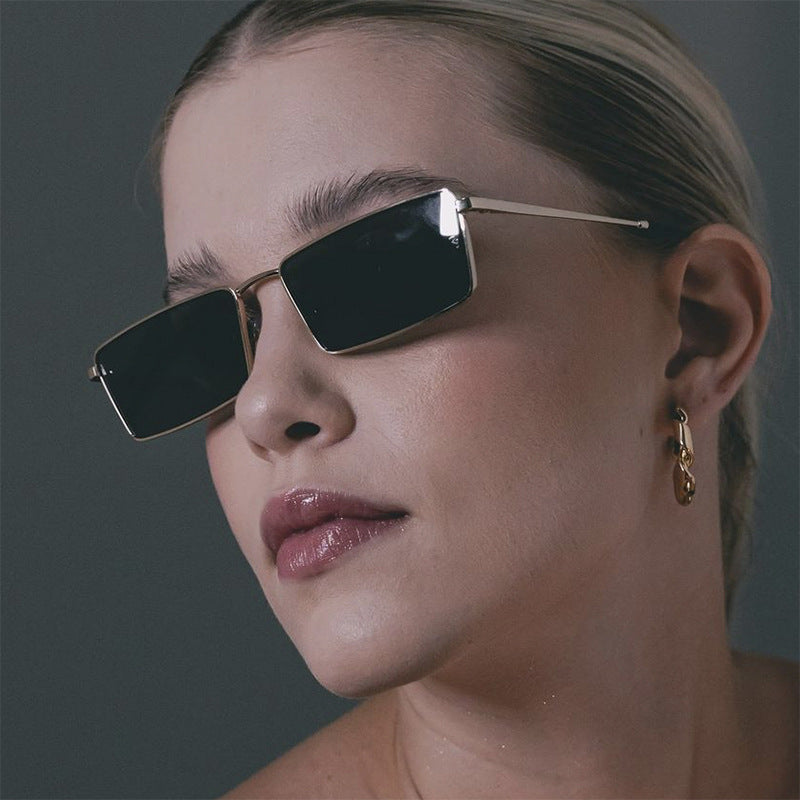 Women's square sunglasses with metal frame and comfortable nose padding Skanto