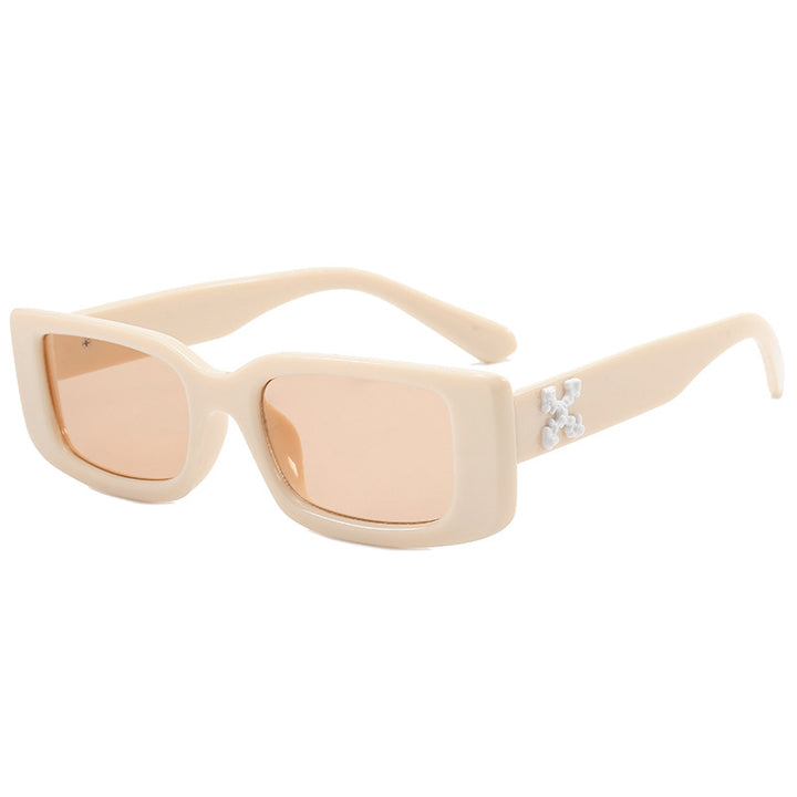 Dame Motek Solbrille med markant design Skanto
