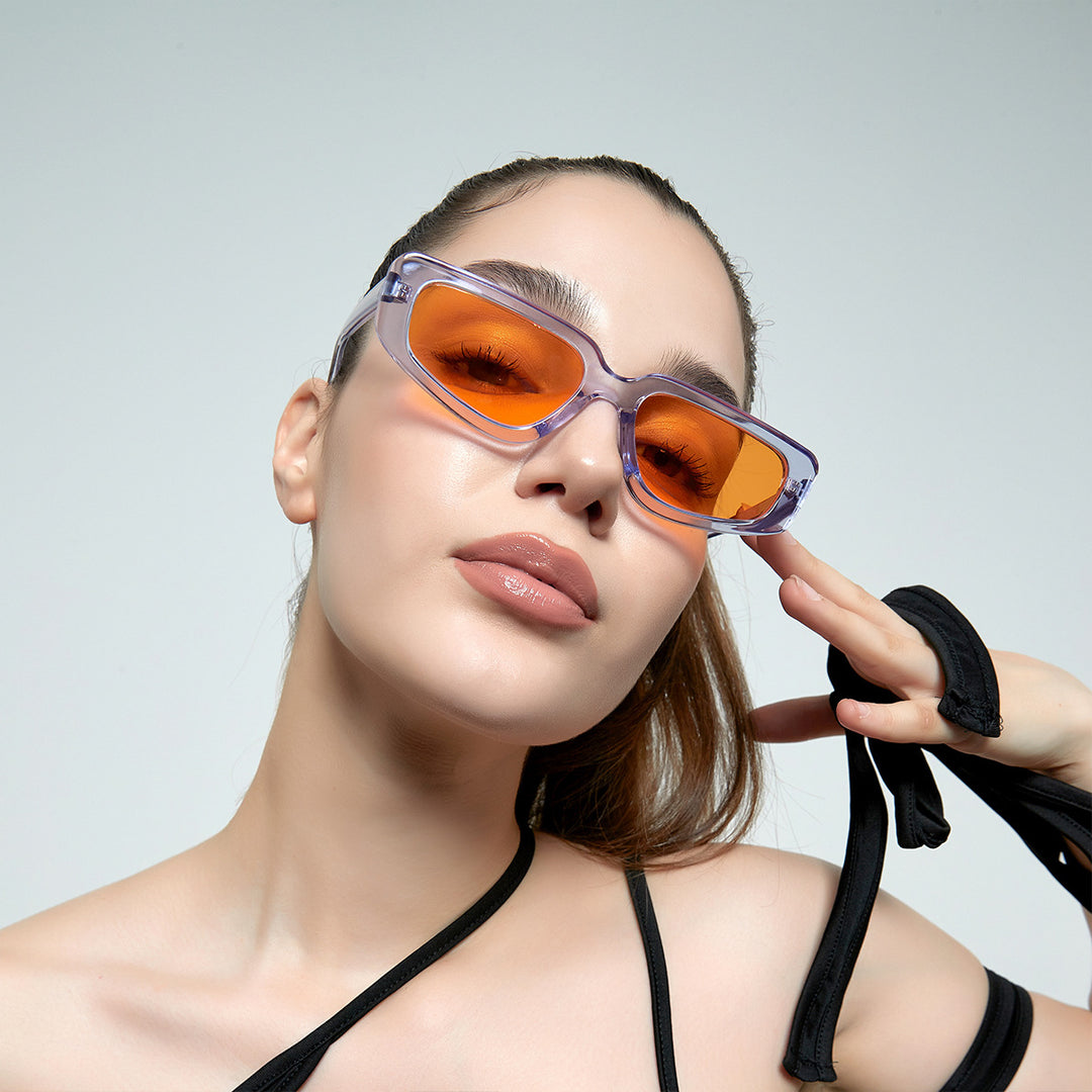 Dame moteriktig kvadratisk solbrille med moderne høyglanset plastramme Skanto