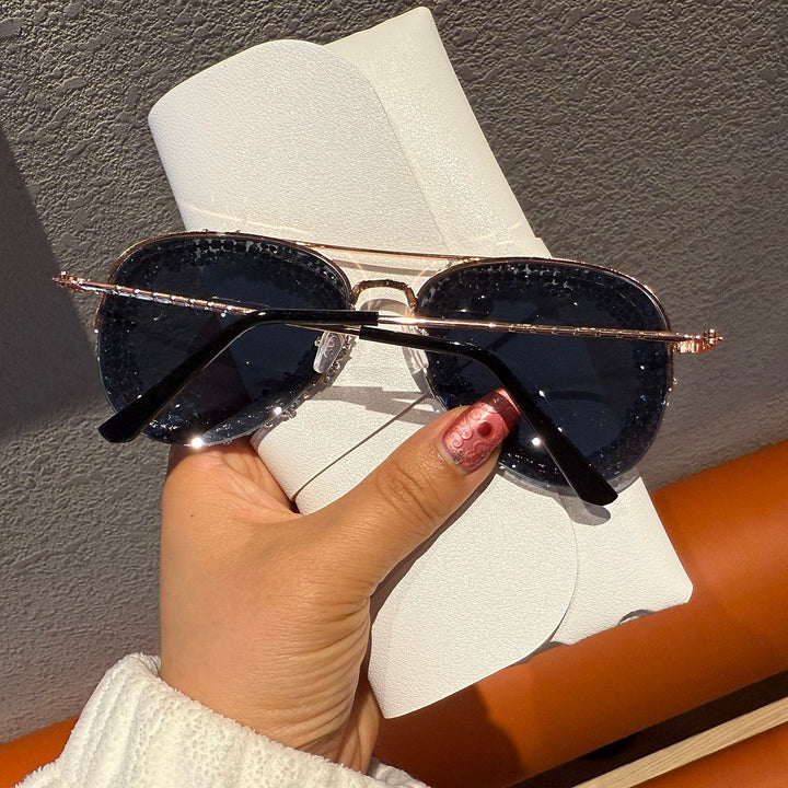 Dame solbrille med ekstravagant strassramme Skanto