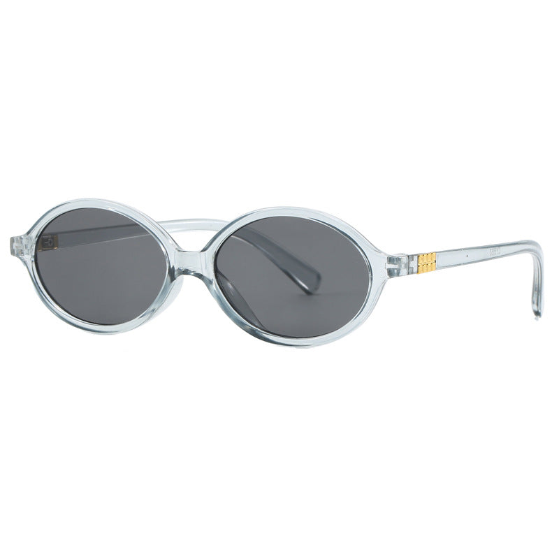 Dame moteriktig solbrille med oval ramme og gyldne detaljer Skanto