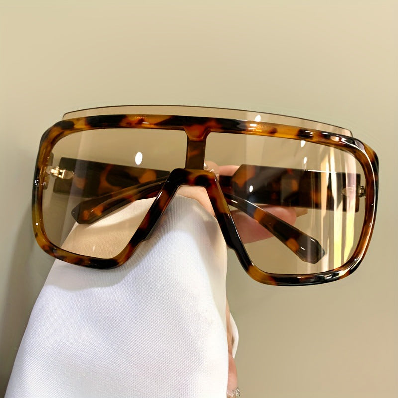Women's sporty sunglasses with futuristic design and wide front Skanto