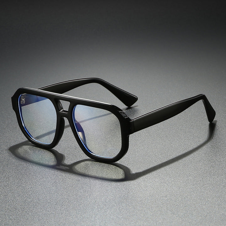 Dame solbrille i moderne urban design med bred kant Skanto