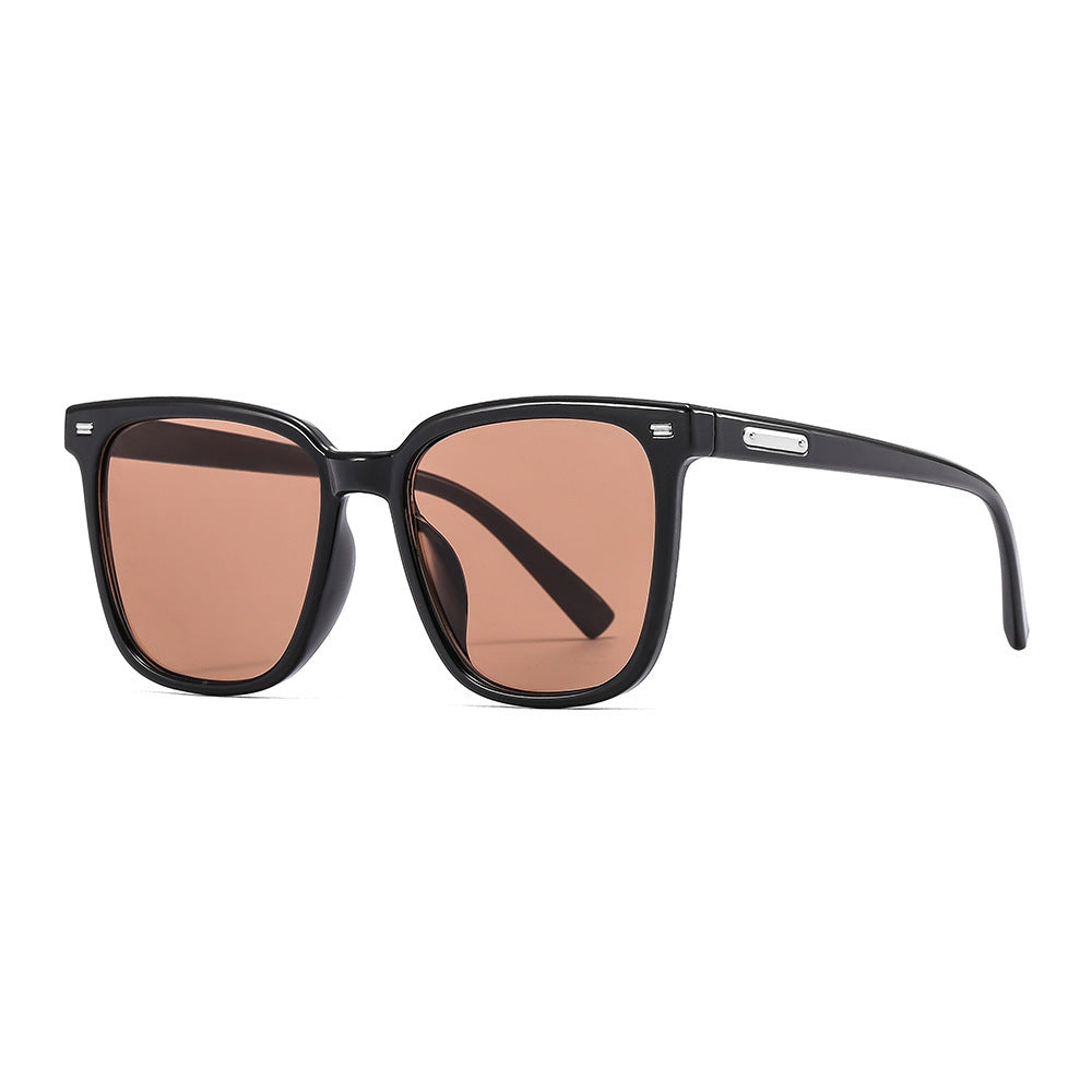 Dame designer solbrille i avslappet stilfull ramme Skanto