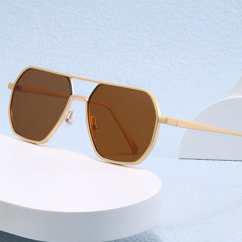 Dame trendy solbrille med moderne geometrisk ramme Skanto