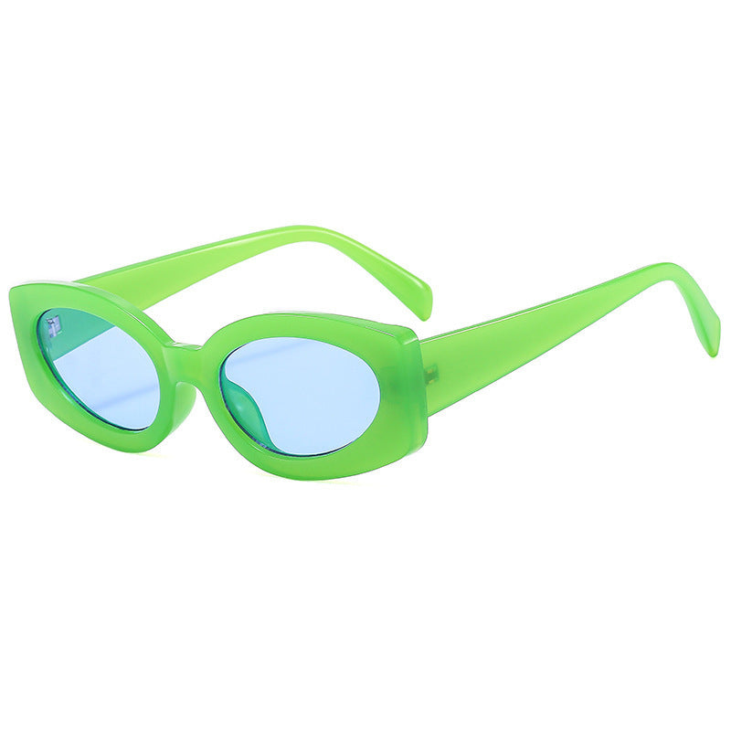 Dame moteriktig solbrille med unikt, bølget ramme Skanto