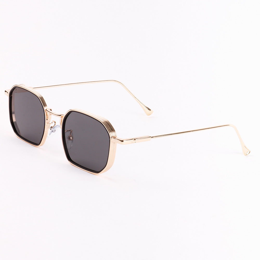 Dame moteriktig solbrille med stilfull, firkantet ramme og UV-beskyttelse Skanto