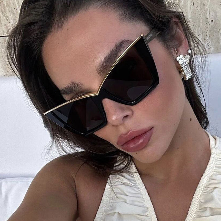 Dame ekstravagant solbrille med unik design og gullige aksenter Skanto