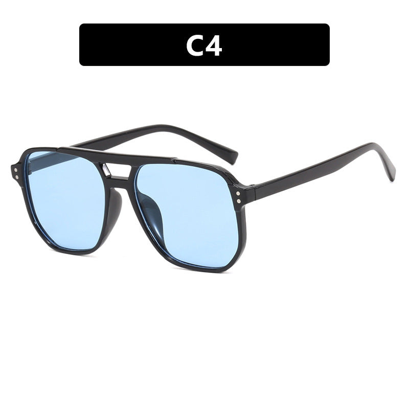Dame moteriktig solbrille med kantet ramme Skanto