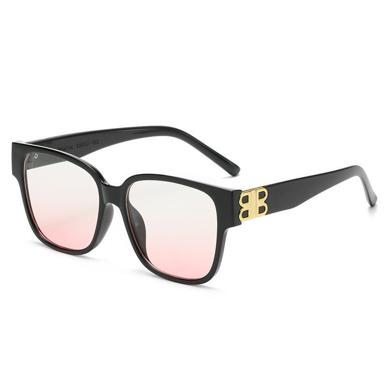 Dame fashionable firkantet solbrille med elegant logo Skanto