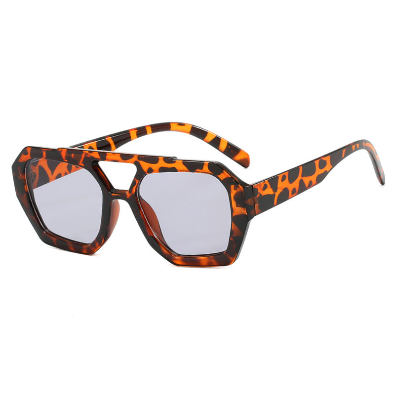 Women's geometric sunglasses made of robust plastic with polarized lenses Skanto