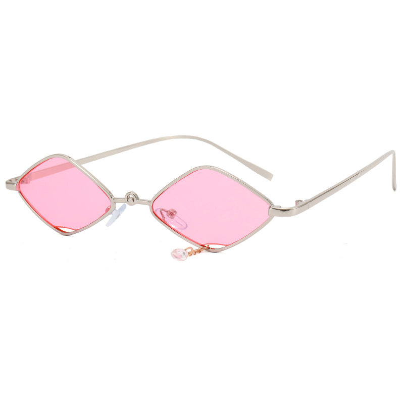 Dame moteriktig solbrille med fasettert ramme Skanto