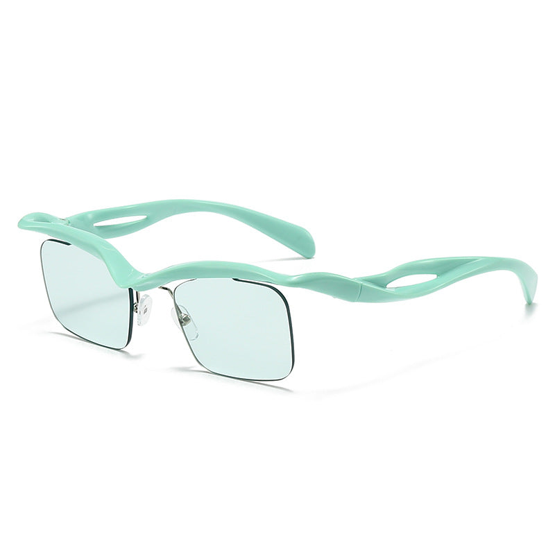 Dame moteriktig solbrille med innovativ ramme Skanto