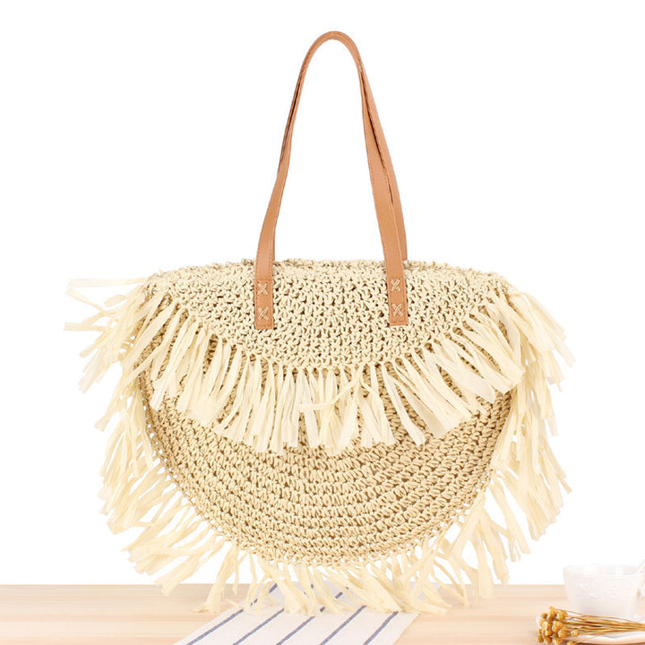 Trendy straw bag with fringed design Skanto