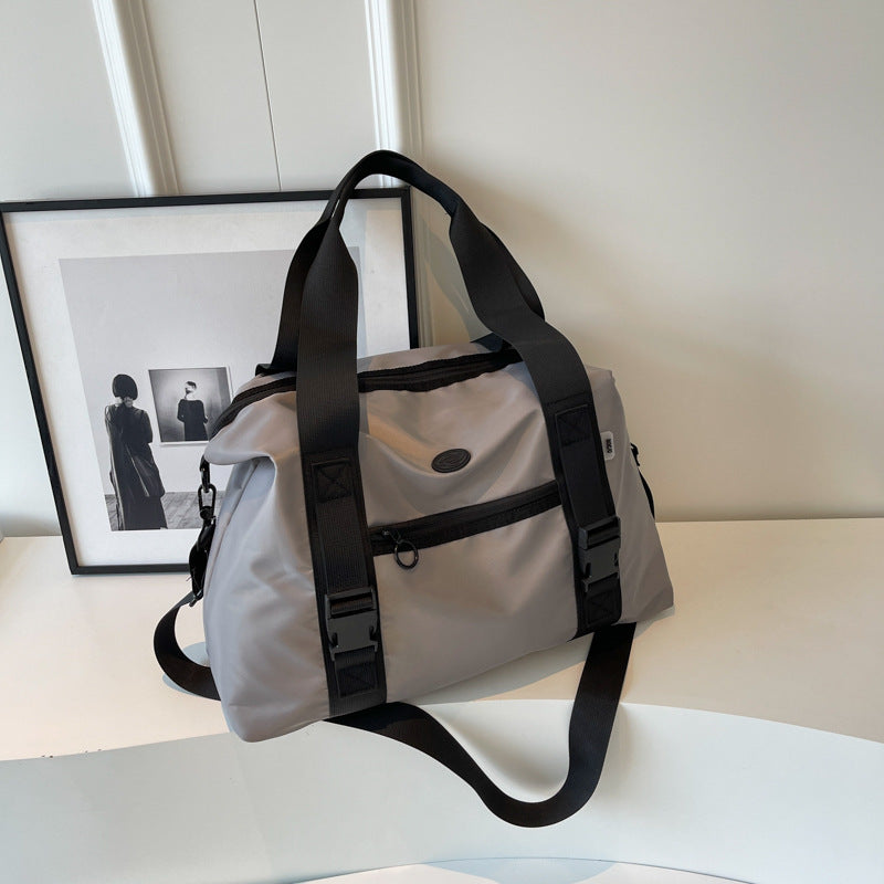 Romslig sport duffel bag med ergonomiske bærehåndtak og vannavvisende materiale Skanto