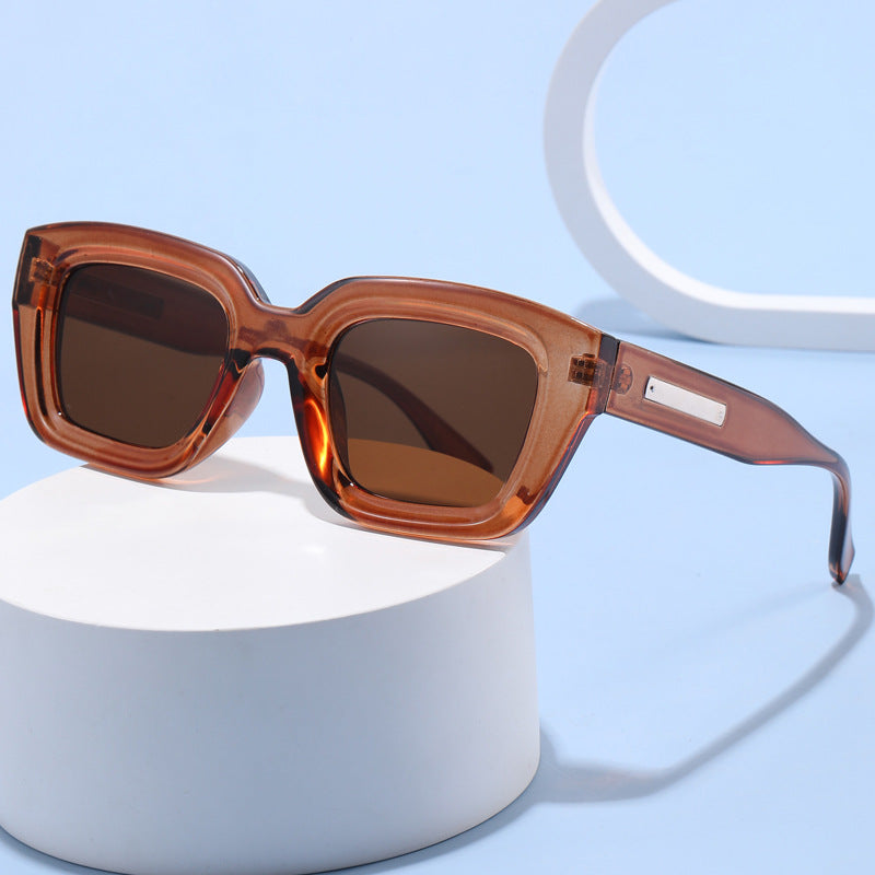 Dame modiske solbriller i elegant design Skanto