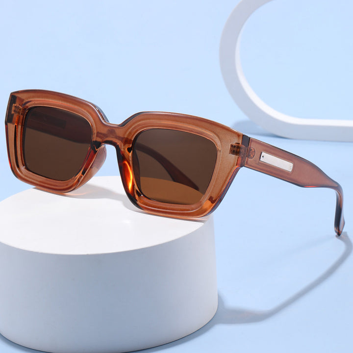 Dame modiske solbriller i elegant design Skanto