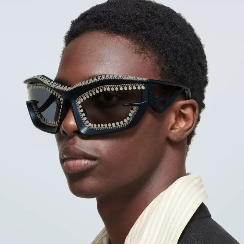 Dame designer-solbrille i futuristisk stil med glitrende strassten dekorasjon Skanto