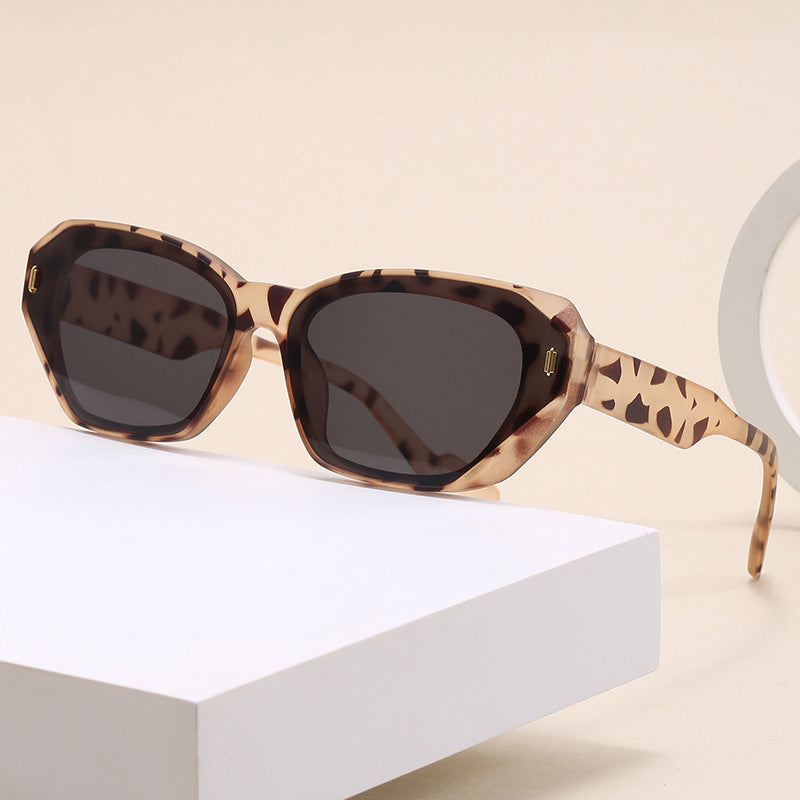 Dame geometrisk designer solbrille med markant ramme Skanto
