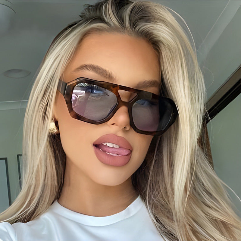 Dame geometrisk solbrille med luksuriøst design Skanto