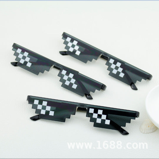 Dame solbriller i trendy pixel-design Skanto