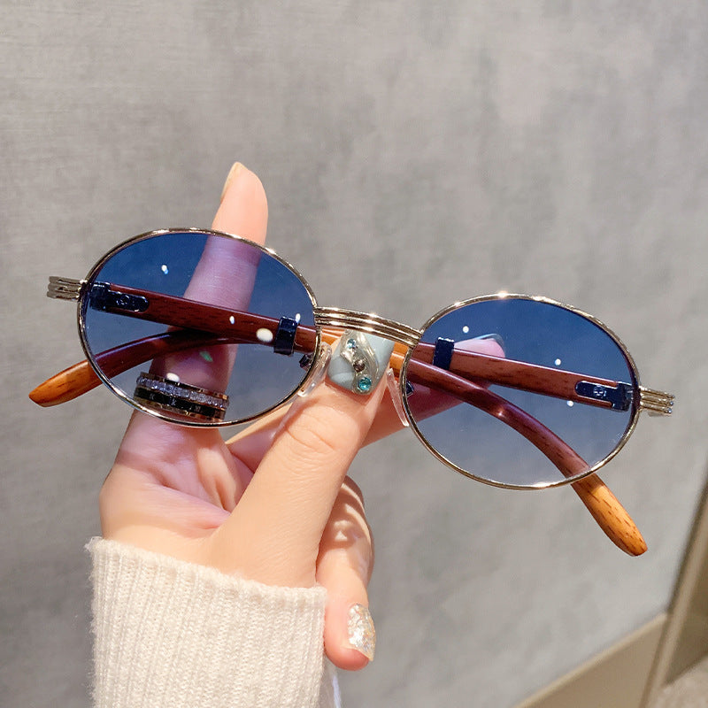 Dame moteriktig solbrille med elegant glans og komfortable stenger Skanto