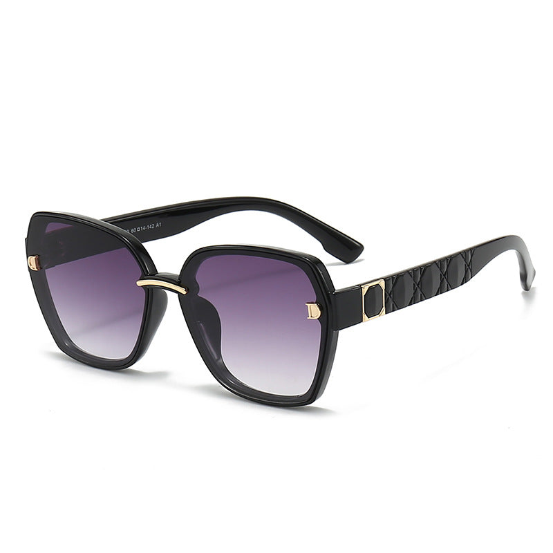 Dame solbrille med stilfull, kvadratisk ramme og elegante detaljer Skanto