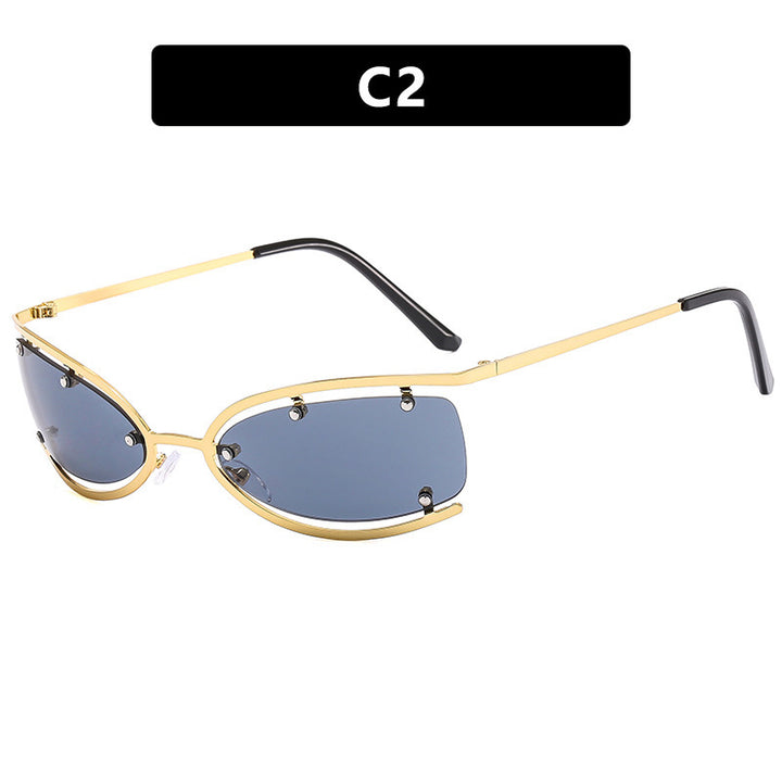 Dame moteriktig solbrille med elegant rammestruktur og trendy linser Skanto
