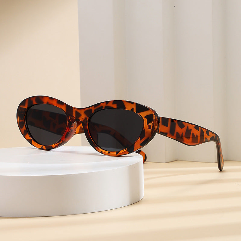 Dame moteriktig solbrille i elegant cat-eye stil Skanto