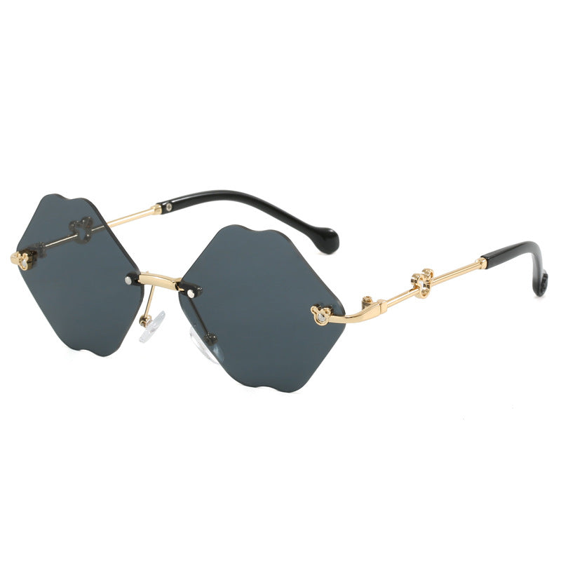Dame geometrisk oversized solbrille med detaljerte, luksuriøse rammer Skanto