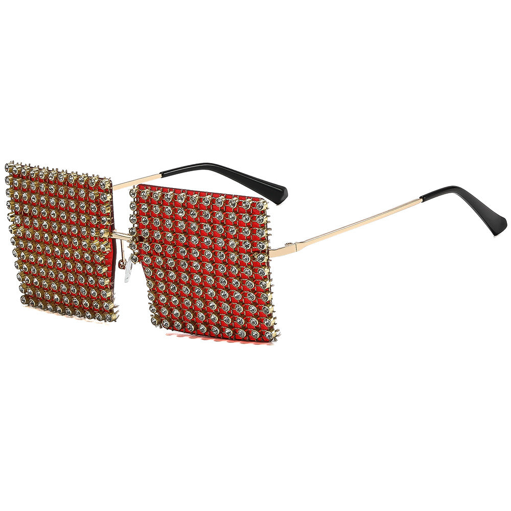 Dame solbrille med glitrende krystallramme og iøynefallende strukturdesign Skanto