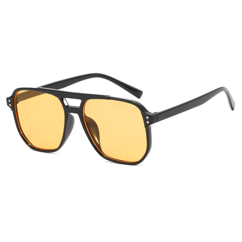 Dame moteriktig solbrille med kantet ramme Skanto