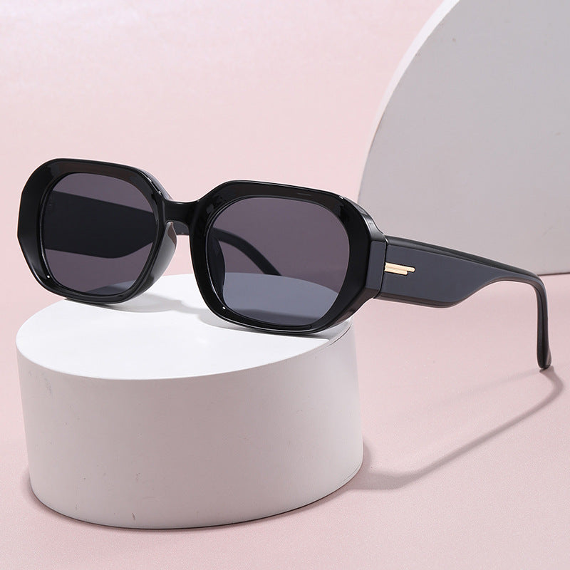 Dame moteriktig geometrisk solbrille med robust design Skanto